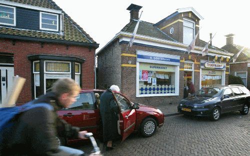 AUGUSTINUSGA â€“ Buurtsuper Troefmarkt in het Friese Augustinusga was donderdag voor het laatste open. Door de prijzenslag tussen de grote supermarkten zag eigenaar Sikko Oosterhoff zijn omzet de laatste weken halveren. „De laatste anderhalve maand was he