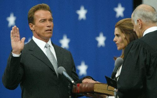 SACRAMENTO â€“ Arnold Schwarzenegger (l.) is maandag in Sacramento beÃ«digd als gouverneur van de Amerikaanse staat CaliforniÃ«. De 56 jarige Oostenrijkse immigrant legde de eed af voor een publiek van 7500 genodigden. Schwarzeneggers vrouw Maria Shriver 