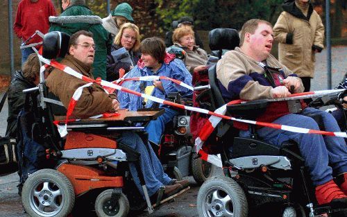 ARNHEM â€“ Bewoners van Het Dorp in Arnhem ketenden zich dinsdag vast aan hun instelling. Zo’n 1200 mensen met een handicap namen gisteren deel aan de landelijke actie ”Ik kan geen kant op”. Foto Hans van Oort