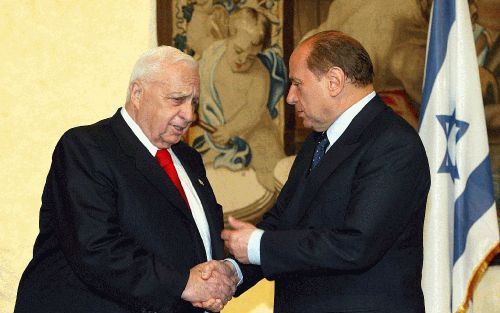 ROME â€“ De IsraÃ«lische premier Ariel Sharon schudt de hand van zijn Italiaanse ambtgenoot Silvio Berlusconi. Sharon sloot woensdag een driedaags bezoek aan ItaliÃ« af. Foto EPA