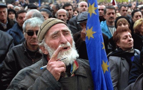 TBILISI â€“ Enkele duizenden GeorgiÃ«rs gingen dinsdag in Tbilisi de straat op om hun steun te betuigen aan president Eduard Sjevardnadze. Foto EPA