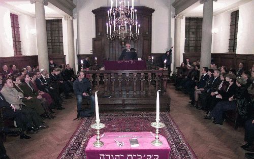 DEN HAAG â€“ Rabbijn Soetendorp sprak woensdag in Den Haag bij de herdenking van de bloedige aanslagen op twee synagogen vorige week zaterdag in Turkije. Foto ANP