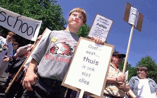 „Mensen met een verstandelijke handicap zijn vaak wel degelijk betrokken bij hun omgeving en bij vragen in de samenleving.” Foto: verstandelijk gehandicapten demonstreren in Den Haag, juni 1998. Foto ANP