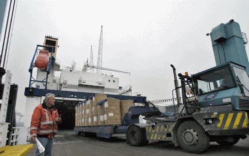 PERNIS â€“ Bij Interforest Terminal Rotterdam arriveren de schepen bijna volgens het spoorboekje. Het laden en lossen gaat dankzij stalen laadvloeren en trekkers met opleggers razendsnel. „Binnen zes uur gaat het schip weer naar zee”, zegt marketingmanage