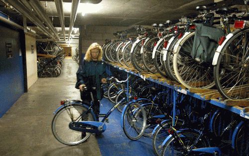 Voorlichtster Arien de Jong van de Fietsersbond huurt een OV fiets in de stalling van Utrecht Centraal. De formule draait als een tierelier, getuige het snel groeiende aantal klanten. Foto’s RD, Sjaak Verboom