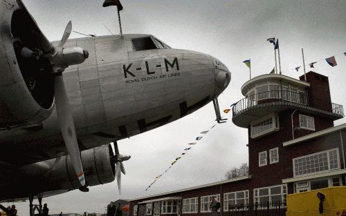 LELYSTAD - De ”Uiver”, de DC-2 van luchtvaartthemapark Aviodrome, staat geparkeerd voor een replica van het oude stationsgebouw van Schiphol. Het originele gebouw uit 1928 ging bij Duitse bombardementen in mei 1940 verloren. Het themapark, dat woensdag op