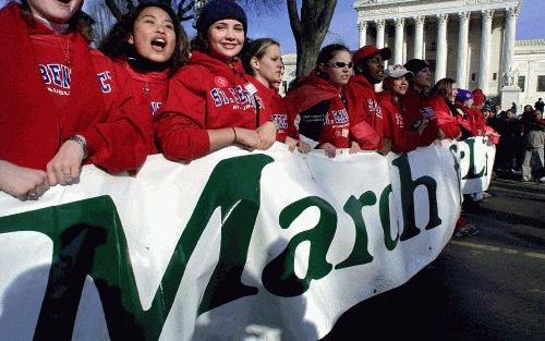 Antiabortusactivisten protesteren in Washington, januari 2001. Inmiddels heeft de Amerikaanse president Bush, op 5 november dit jaar, een wet getekend die abortus in het tweede of derde trimester van de zwangerschap verbiedt. Het is het eerste verbod op e