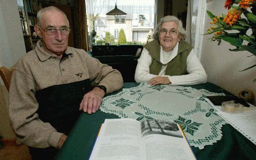 ERMELO â€“ Na bijna tien jaar werk is het eerste Puttens woordenboek een feit. Het echtpaar Van Emous spendeerde vele uren aan de totstandkoming. „Zelfs binnen een dorp als Putten heb je nog verschillen in het dialect.” Foto RD, Anton Dommerholt