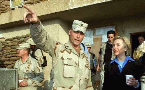 BAGDAD â€“ Een dag na het bezoek van president Bush aan Bagdad was het vrijdag de beurt aan Hillary Clinton. De ex presidentsvrouw en huidige senator van de staat New York besteedde haar tijd in de Iraakse hoofdstad net als Bush onder meer aan een maaltij