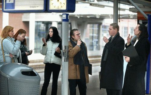 AMERSFOORT - Op station Amersfoort staan ze sinds een week: de rookzuilen van de NS. Op de 110 grootste NS-stations verrijzen ze voor het einde van dit jaar. De maatregel is nodig vanwege de Tabakswet die op 1 januari 2004 van kracht wordt en voor reizige