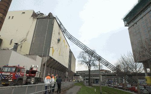 ROTTERDAM - Een 24-jarige man is dinsdag onder puin bedolven nadat een bouwkraan omviel. Twee mannen zijn gewond naar het ziekenhuis gebracht. - Foto Roel Dijkstra