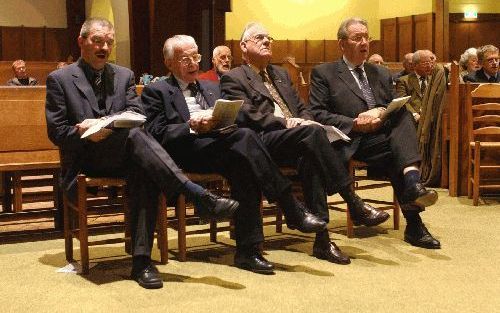 ZEIST - Het COGG belegde woensdagavond een bezinnings- en gebedsbijeenkomst vanwege de nood van de kerk. V.l.n.r.: ds. C. T. de Groot, ds. J. H. Velema en twee bestuursleden van het COGG, K. Bokma en I. A. Kole. - Foto Erik Kottier