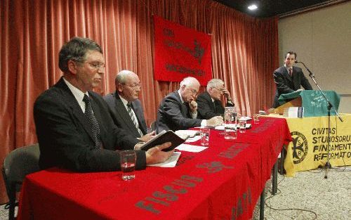 WAGENINGEN â€“ Het Wageningse CSFR dispuut Dei Gratia belegde woensdagavond een forumdiscussie rond het thema eenheid en waarheid. Achter de tafel de forumleden (v.l.n.r.) ds. J. M. J. Kieviet, ds. K. ten Klooster, W. BÃ¼dgen en ds. R. H. Kieskamp. De bij