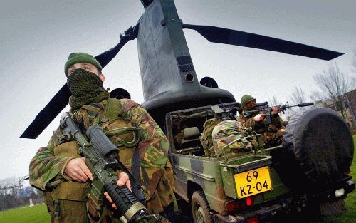 ROOSENDAAL â€“ Commando’s reden donderdag een Chinook helikopter binnen tijdens een demonstratie in Roosendaal. Een eerste groep van twintig commando’s is donderdag vertrokken naar de Zuid Iraakse provincie al Muthanna. Vijftig collega’s zullen hen maanda