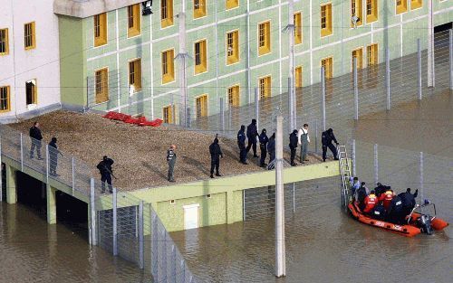 ARLES - De gevangenis van Arles in het zuidoosten van Frankrijk is vrijdagochtend ontruimd nadat het gebouw gedeeltelijk onder water was komen te staan. Foto ANP