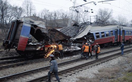 ROSTOV - Het dodental van de bomaanslag van vrijdagochtend op een volle forensentrein in het zuiden van Rusland is vrijdag tot 42 gestegen. Meer dan 150 mensen raakten gewond. Foto EPA