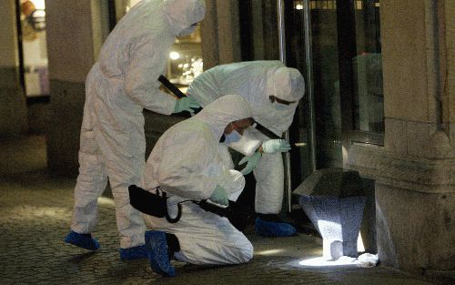 AMSTERDAM â€“ Rechercheurs zoeken op de Dam in Amsterdam naar sporen. Zaterdagmiddag werden op het drukste plein van Amsterdam een man en een vrouw neergeschoten. Foto ANP