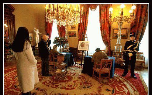 APELDOORN - Belangstellenden tekenen het felicitatieregister op Paleis Het Loo in Apeldoorn. Foto RD, Henk Visscher