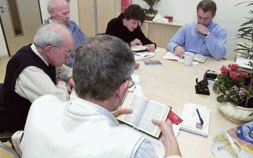 DEN HAAG - In een kamer in de Haagse Eben HaÃ«zerschool buigen deelnemers van de bijbelcursus die uitgaat van de gereformeerde gemeenten van Den Haag en Scheveningen zich over les 5 Nieuwe Testament. „Hoeveel discipelen had Jezus?” Rechts achterin cursusl