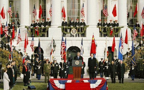 WASHINGTON - De Amerikaanse president Bush sprak dinsdag tijdens een welkomstceremonie in Washington de Chinese premier Wen Jiabao toe. De Aziatische regeringsleider is voor een officieel bezoek in de Verenigde Staten. De kwestie Taiwan staat hoog op de a