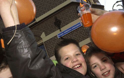 ALMELO - In Almelo is dinsdag het bordje Prinses Catharina-Amaliaplein opgehangen. Kinderen vierden de geboorte van het prinsesje op het plein met ballonnen. - Foto ANP