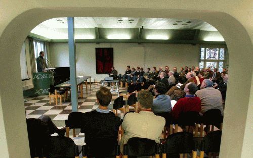 KAMPEN â€“ Moeten predikanten Grieks en Hebreeuws leren? Nee, zei ds. J. W. Roosenbrand, woensdag tijdens een symposium over bijbeltalen in Kampen. „â€˜Vondsten’ zijn meestal voor de gemeente niet van belang.” Foto RD, Anton Dommerholt