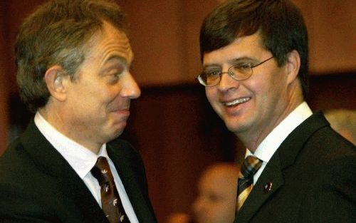 BRUSSEL â€“ Premier Balkenende had vrijdagmiddag een onderonsje met zijn Britse collega Blair in de marge van de EU top in Brussel. Foto EPA