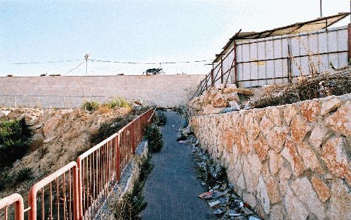 JERUZALEM â€“ Het pad voor voetgangers bij de militaire grens tussen Bethlehem en Jeruzalem. - Foto Alfred Muller