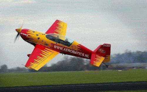 TEUGE â€“ Piloot Frank Versteegh steeg dinsdagmorgen vanaf vliegveld Teuge op voor een recordvlucht langs alle voor motorvliegtuigen bruikbare Nederlandse vliegvelden. De recordpoging houdt verband met de honderdste verjaardag van de gemotoriseerde luchtv