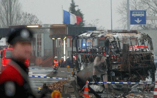 HENSIES â€“ Zaterdagmorgen reed een bus bij de Frans Duitse grens tegen een vangrail, waarop de bus in brand vloog. Elf mensen kwamen bij het ongeluk om het leven. Foto EPA