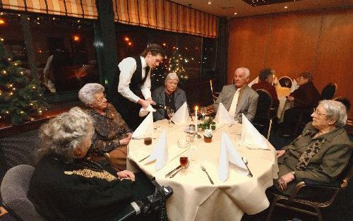 DE BILT â€“ Zo’n 250 ouderen kregen maandagavond in een van de Van der Valk restaurants een kerstdiner aangeboden door ouderenbonden. Foto Erik Kottier