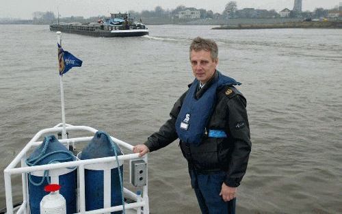 TIEL â€“ Surveillant Klaas de Boer van de waterpolitie in Tiel op de rivier de Waal. De waterpolitie is deze dagen alert op binnenvaartschippers die hun schepen met uitbundige feestverlichting versieren. Daarmee brengen zij andere schepen in gevaar. Foto 