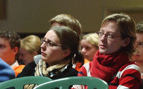 AUSTERLITZ - Dr. F. G. M. Broeyer sprak dinsdag tijdens de winterconferentie van de CSFR. „Alleen in orthodoxe kring kan men het zich permitteren aan de Statenvertaling vast te houden. Dat komt omdat de geloofstaal daar nog zo sterk bij de Statenvertaling