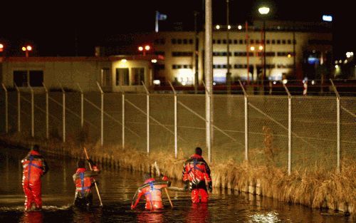 DALEM â€“ De politie heeft zaterdagavond een grote zoekactie gehouden naar een 3 jarig jongetje uit het asielzoekerscentrum in Dalem, bij Gorinchem. De peuter werd zaterdagnacht door een duiker aangetroffen in een nabijgelegen sloot. Foto ANP