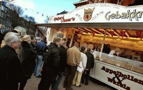 ROTTERDAM - Hoewel de kwaliteit van oliebollen volgens de uitkomsten van de nationale oliebollentest veel te wensen overlaat, zijn er ook bakkers die ze wel goed weten te bakken. De kraam van Richard Visser aan de Rotterdamse Heemraadsingel kwam in de AD-