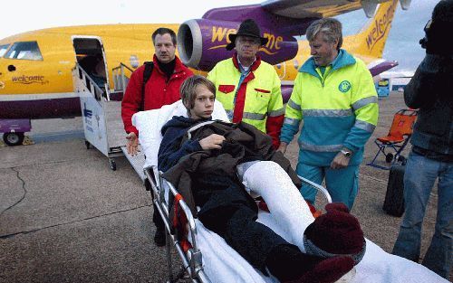 ROTTERDAM - Een van de dertien gewonde Nederlandse skiÃ«rs die zaterdag werden teruggevlogen vanuit Oostenrijk arriveert op vliegveld Rotterdam Airport. - Foto ANP