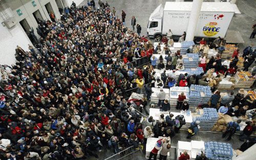 HAMBURG â€“ Jongeren drommen samen om een lunchpakket af te halen tijdens de 26e jaarlijkse Europese bijeenkomst van de oecumenische TaizÃ© beweging in Hamburg. Zo’n 50.000 rooms katholieke en protestantse jongeren doen deze week mee aan gebedsdiensten en