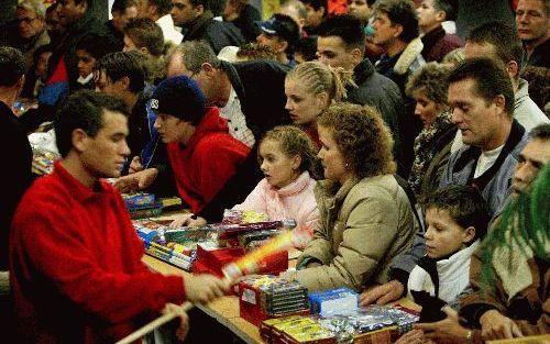 DEN HAAG â€“ Nederland slaat massaal vuurwerk in. Consumenten geven dit jaar de voorkeur aan duur siervuurwerk. Foto ANP