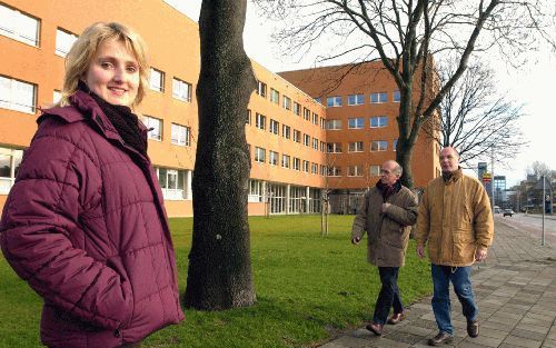 LEEUWARDEN â€“ Froukje Kootstra, secretaresse bij het Centraal Justitieel Incasso Bureau, tijdens haar lunchwandeling. Ze is actief betrokken bij de in september gestarte TNO proef ”Wandelen tijdens de lunch”. „Je leert je collega’s op een andere manier k