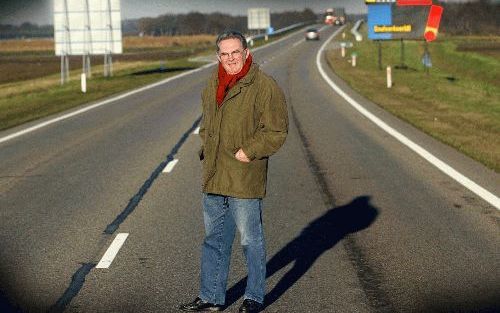 EMMEN â€“ N. Miedema (64) uit Emmen zet alle ongelukken op een rij die zich vanaf 1970 hebben voorgedaan op de N34, een autoweg waar 100 kilometer per uur is toegestaan en die veel gevaarlijke plekken kent. In ruim dertig jaar tijd kwamen bij ongevallen o