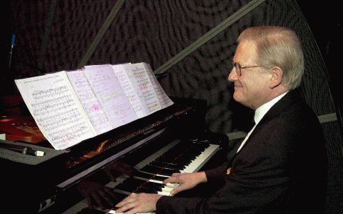 Mr. Pieter van Vollenhoven in februari 2001 in Antwerpen achter de piano tijdens een benefietconcert ten behoeve van het Vlaamse fonds voor hulp aan slachtoffers. - Foto ANP