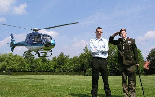 Jan van Meerveld uit Barneveld organiseert personeelsfeestjes, evenementen en vipvluchten met een Eurocopter EC 120 B - Colibri. Bij bedrijfsuitjes staat majoor De Moker hem trouw terzijde. - Foto RD