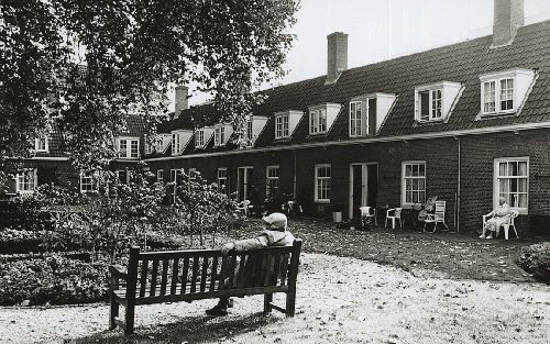 UTRECHT â€“ Hoe kan iemand die levensmoe is, geholpen worden als hij wil wachten op een natuurlijk levenseinde? Met deze vraag in het achterhoofd schreven vijf deskundigen onder verantwoordelijkheid van de SoW kerken de brochure ”Levensmoe”. Foto RD