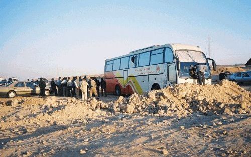 CAIRO â€“ Een busongeval waarbij Ã©Ã©n dode viel heeft maandag in CaÃ¯ro de gemoederen verhit. Was het echt een ongeluk? Of was het een aanslag op een koptische bisschop? Bisschop Botros is zonder vergunning een klooster aan het bouwen. - Foto’s Cees Huls