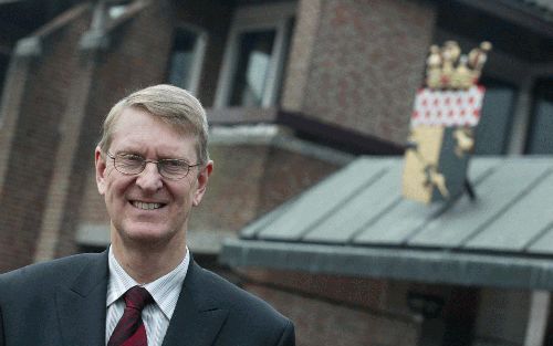 NUNSPEET - Burgemeester D. van Hemmen van Nunspeet wil dat er een ambulancepost komt in Elspeet of tussen Nunspeet en Elspeet. Nog steeds komt zo’n 25 procent van de spoedritten door ambulances niet binnen vijftien minuten na de melding in Elspeet aan. - 