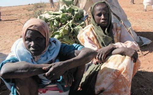 NYALA - Twee vluchtelingen zitten bij hun geÃ¯mproviseerde tenten in een vluchtelingenkamp in Nyala, in het zuiden van de West-Sudanese provincie Darfur, waar zo’n 7000 vluchtelingen verblijven. - Foto EPA