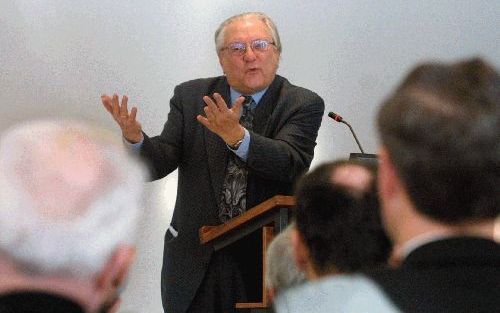 HILVERSUM â€“ De huidige economie moet zuiniger omspringen met haar bronnen. Dat zei prof. dr. B. Goudzwaard woensdag tijdens een bijeenkomst van de evangelische zakenorganisatie CBMC in Hilversum. Archieffoto RD, Anton Dommerholt