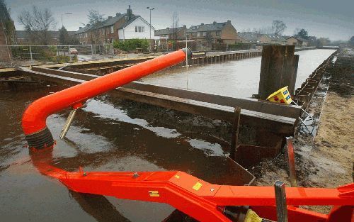 WILNIS â€“ Het herstel van de Ringdijk in Wilnis was donderdag nog in volle gang. Onderzoekers van GeoDelft presenteerden gisteren een rapport over de oorzaak van de dijkdoorbraak op 26 augustus vorig jaar. Burgemeester Burgman laat een extra onderzoek do