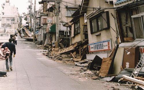 KOBE â€“ Een beeld van de ravage na de verwoestende aardbeving die de Japanse stad Kobe in 1995 trof. Foto EPA