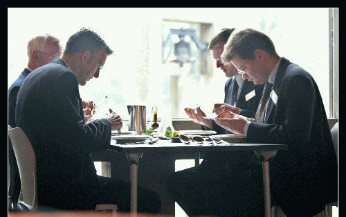 DOORN â€“ Deelnemers aan de contio van de Gereformeerde Bond gebruiken de maaltijd. Op de tweede dag van de contio, donderdag, spraken de europarlementariÃ«rs Bremmer en Belder over Europa in christelijk perspectief. Foto RD, Henk Visscher